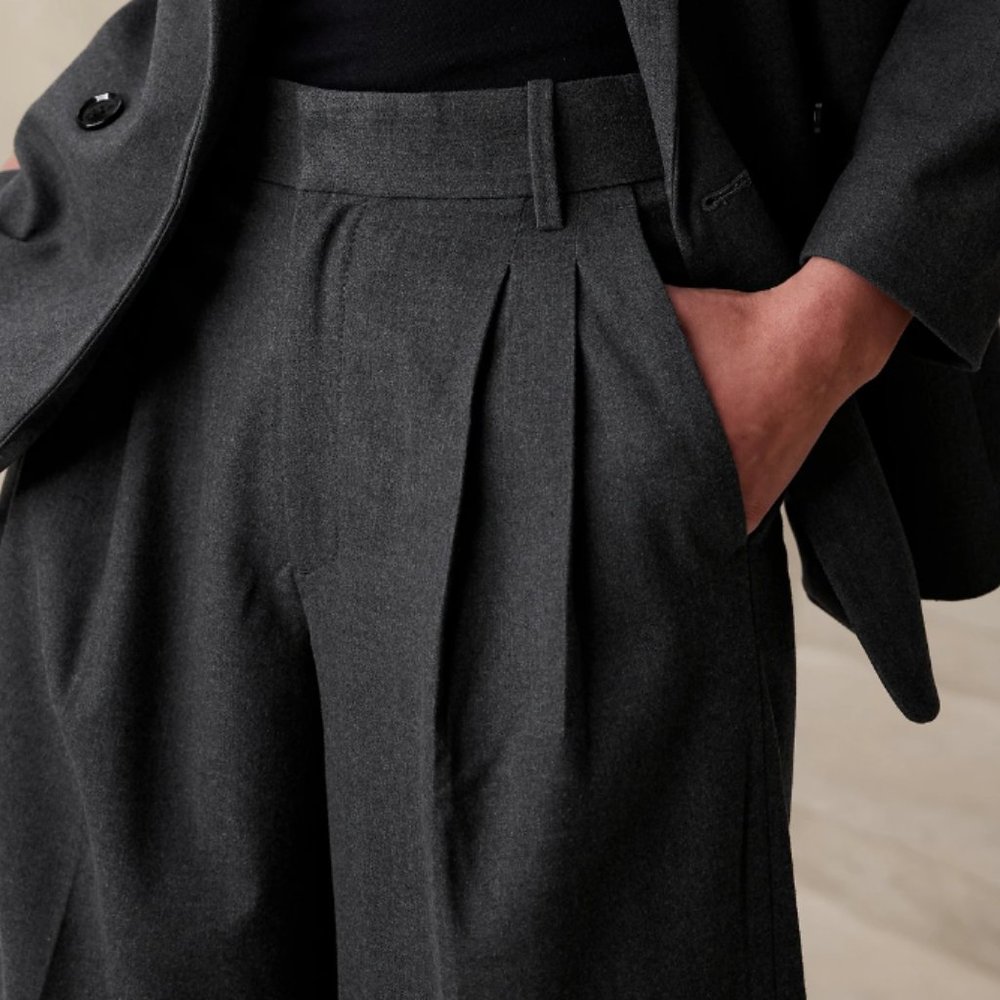 BANANA REPUBLIC wide-leg trouser in black, size 6, like new condition